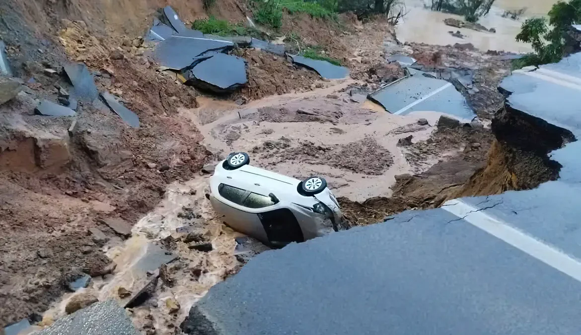 Um trecho da BR-470 em Santa Catarina foi interditado após a abertura de uma cratera na manhã desta quarta-feira (14)