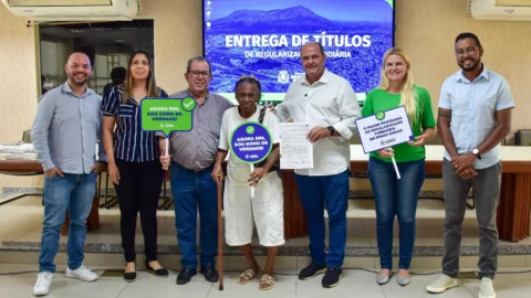 Famílias comemoram escrituras definitivas de imóveis 6 Famílias comemoram escrituras definitivas de imóveis