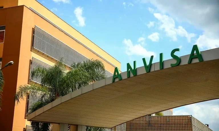 Carnaval: Anvisa alerta sobre uso de cosméticos para modelar, fixar ou trançar os cabelos 1 A Anvisa reforça a necessidade de atenção redobrada da população com relação ao uso de produtos cosméticos para modelar, fixar ou trançar