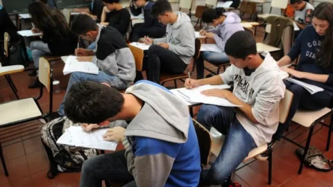 Primeira etapa do Programa Pé-de-Meia será voltada aos alunos de lares beneficiados pelo Bolsa Família