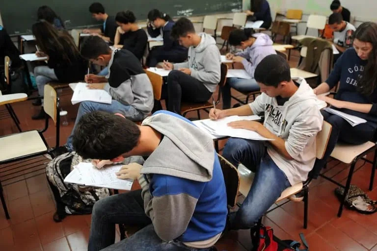Redes federais, estaduais, distrital e municipais que ofertam ensino médio podem aderir ao Programa Pé-de-Meia desde esta quinta-feira