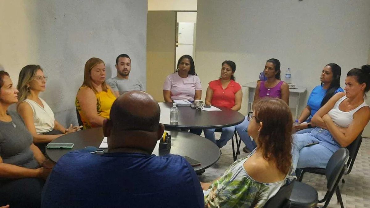 Servidores do CREAS e CENTRO POP participam de Roda de Conversa 1 Em Rodas de Conversa com equipe multiprofissional da Casa do Servidor, os 25 participantes ouviram sobre a importância de cuidarem