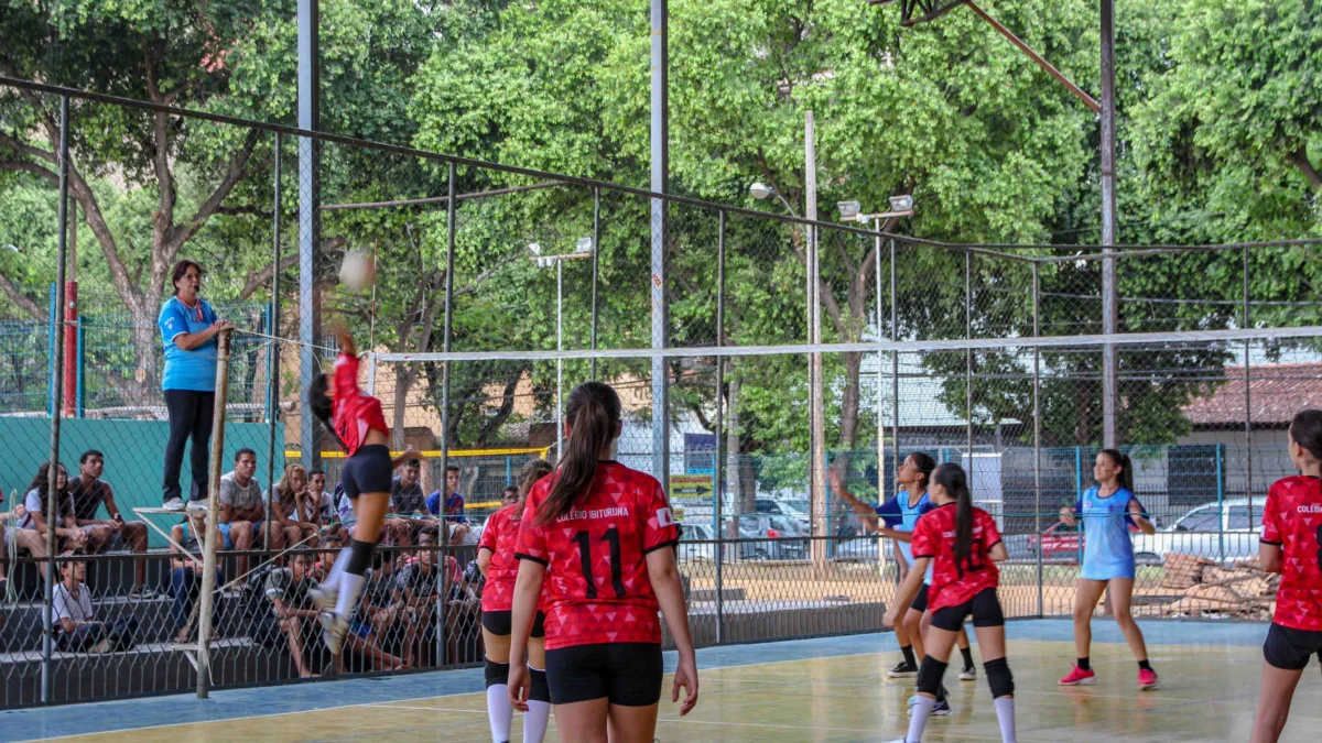 Escolinhas de vôlei na Praça de Esportes 1 Quer fazer aula de vôlei de graça? Na Praça de Esportes você tem essa oportunidade