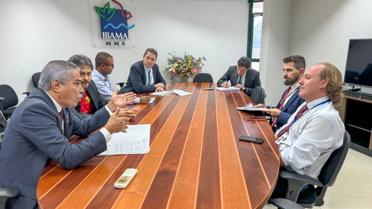 O Deputado Federal Leonardo Monteiro explicando ao presidente do Ibama, Rodrigo Agostinho, a necessidade da obra