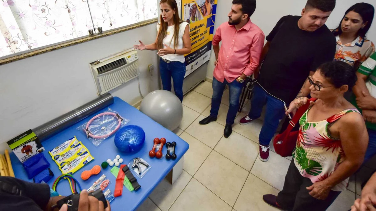 Cerest doa equipamentos de fisioterapia às equipes e-Multi do município 1 Na manhã desta quinta-feira (29), o Cerest realizou a entrega de 12 kits de equipamentos fisioterapêuticos às equipes multidisciplinares
