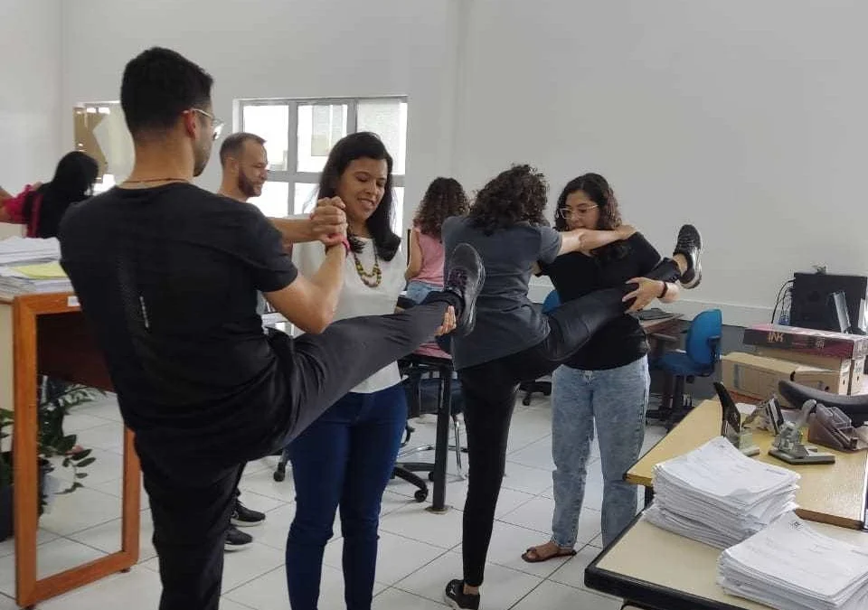 Prefeitura de Ipatinga realiza campanha de conscientização para prevenção de LER/DORT 1 Além do material informativo, um educador físico tem percorrido as salas dos servidores e realizado alongamentos coletivos