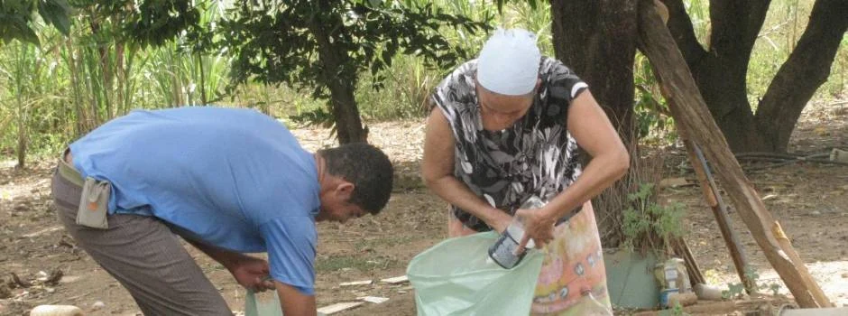 Prevenção contra a dengue deve ocorrer também em propriedades rurais 1 A Emater-MG está conscientizando a população rural a ajudar a combater a proliferação do mosquito Aedes aegypti