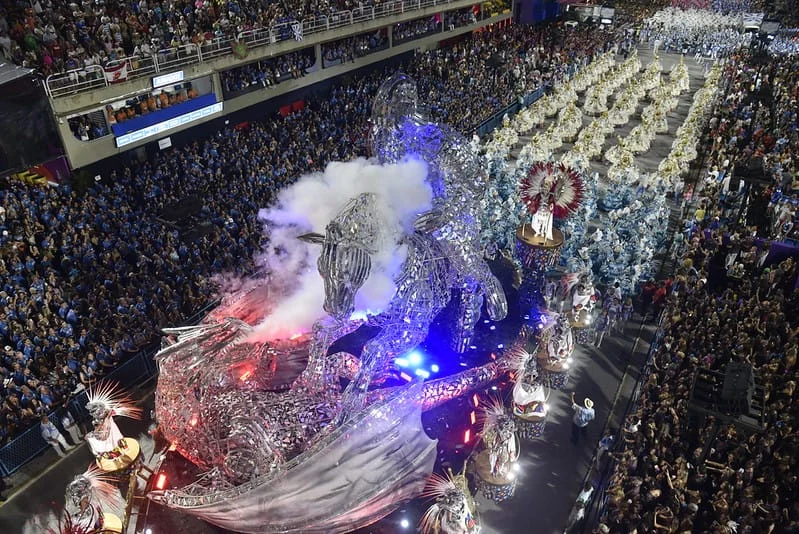 Estátua gigante de São Jorge montado em um cavalo é do carnavalesco Paulo Barros