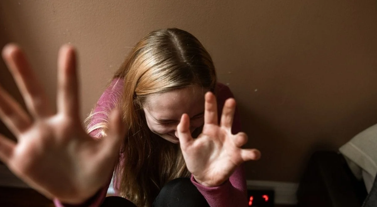 O estupro de vulnerável é quando se provoca a conjunção carnal ou se pratica outro ato libidinoso com menor de 14 anos