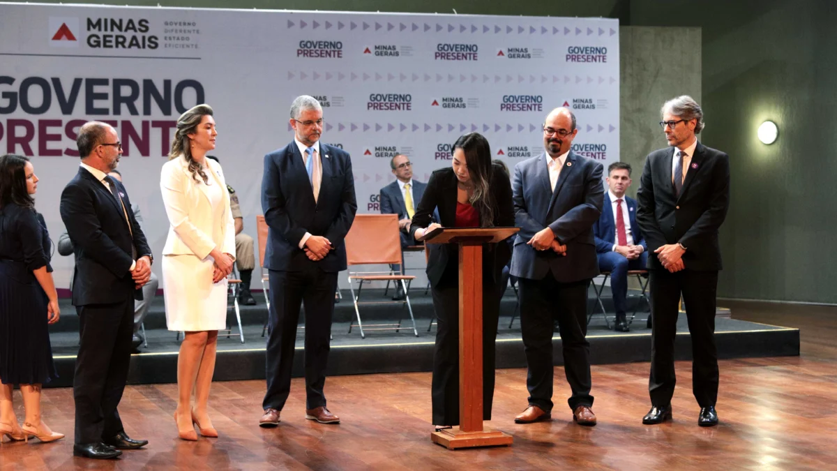 Luciana Kawashima assinou simbolicamente o termo de posse