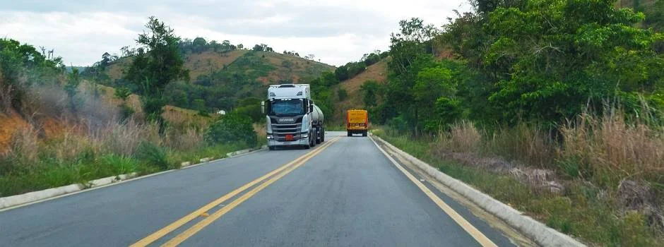 Os veículos de carga de grande porte não poderão circular nas rodovias de pista simples sob responsabilidade do Departamento de Estradas