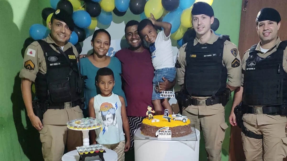 Militares de Divino das Laranjeiras fazem a alegria do garoto Enzo e sua família 1 A presença dos militares na festinha de Enzo mostra que a Polícia Militar de Minas Gerais estreita os laços de amizade com as pessoas