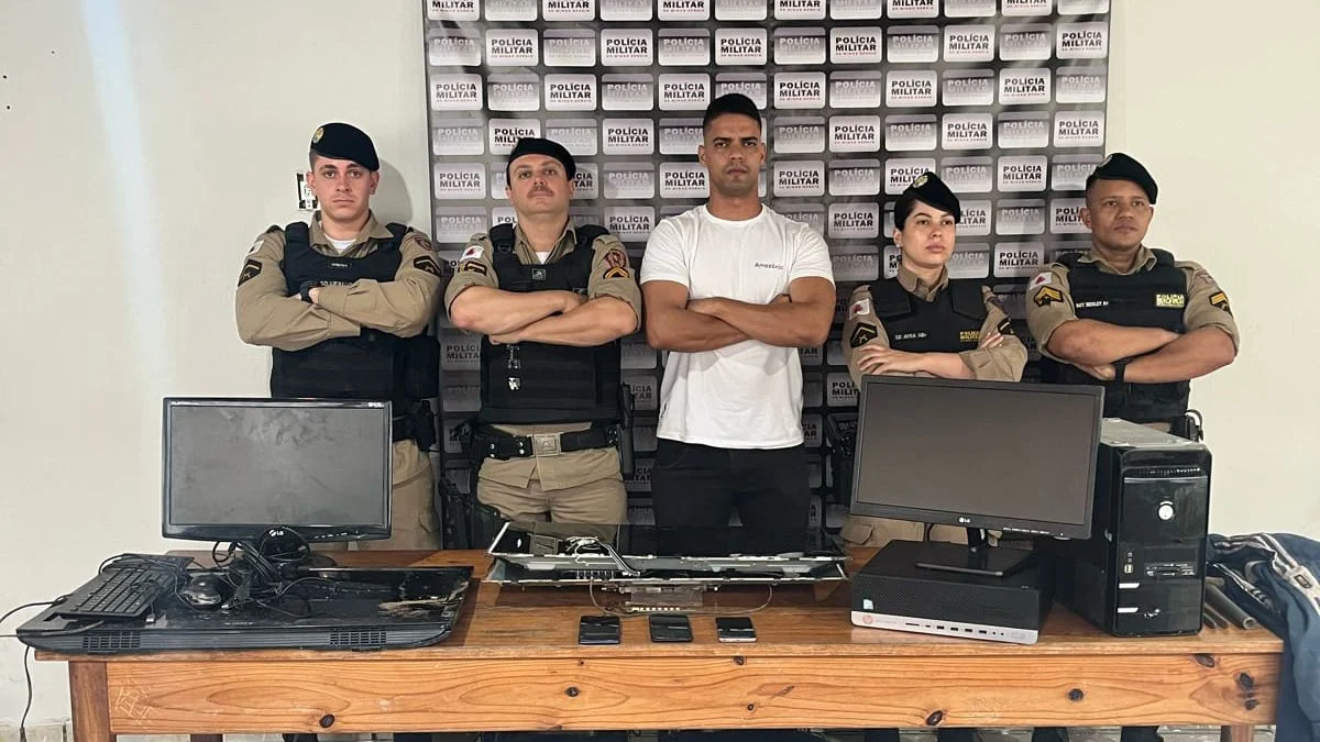Legenda: Os policiais militares que se empenharam para colocar um fim na ação criminosa contra o patrimônio público, junto com o material