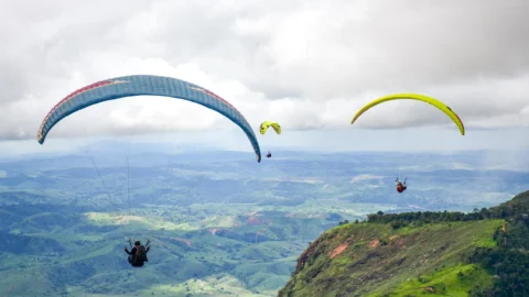 Pilotos de paraglider enfeitam o céu de Valadares durante o Carnaval 10 Pilotos de paraglider enfeitam o céu de Valadares durante o Carnaval