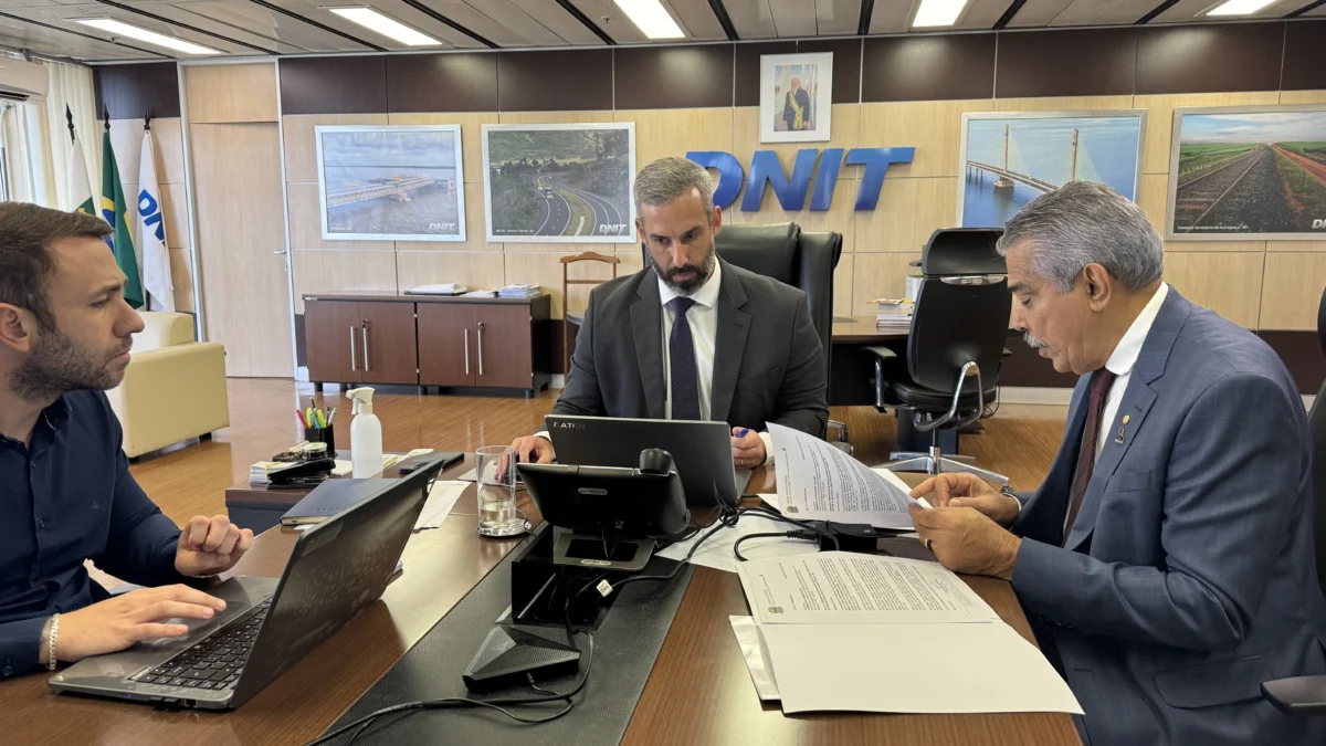 Deputado Federal Leonardo Monteiro anuncia investimentos significativos para a infraestrutura de Governador Valadares 1 O deputado federal Leonardo Monteiro durante a reunião na sede do DNIT, com o diretor-geral Fabrício Galvão