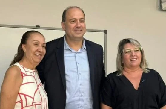 A professora e pesquisadora Sueli Siqueira, da Univale, junto com a reitora da universidade, na recepção ao senador Jamie Eldridge