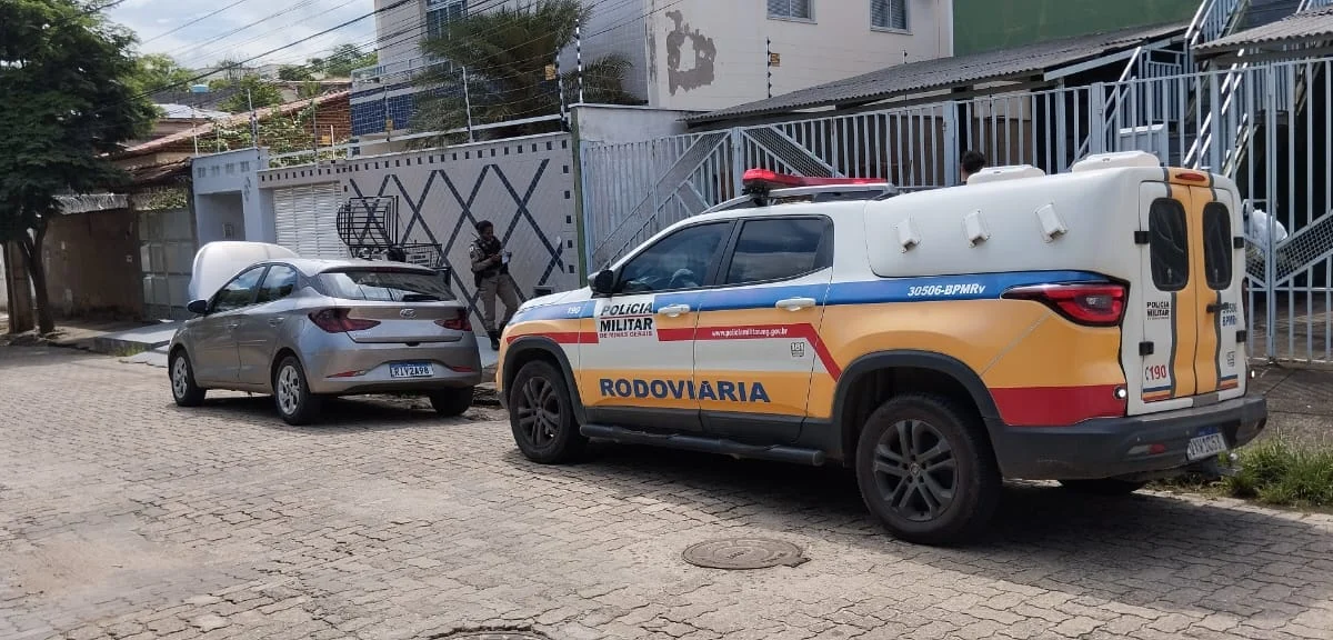 A viatura da Polícia Militar Rodoviária durante a abordagem ao veículo Hyunday/HB20 que havia sido roubado no Rio de Janeiro