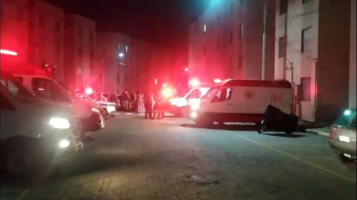 As viaturas policiais no pátio do condomínio em chamas, na Vila dos Montes, onde policiais militares arriscaram suas vidas para salvar os