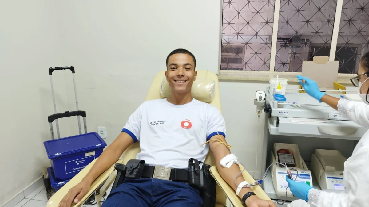 O soldado aluno Lourenço durante a doaçao. Ele estava feliz em ajudar o próximo
