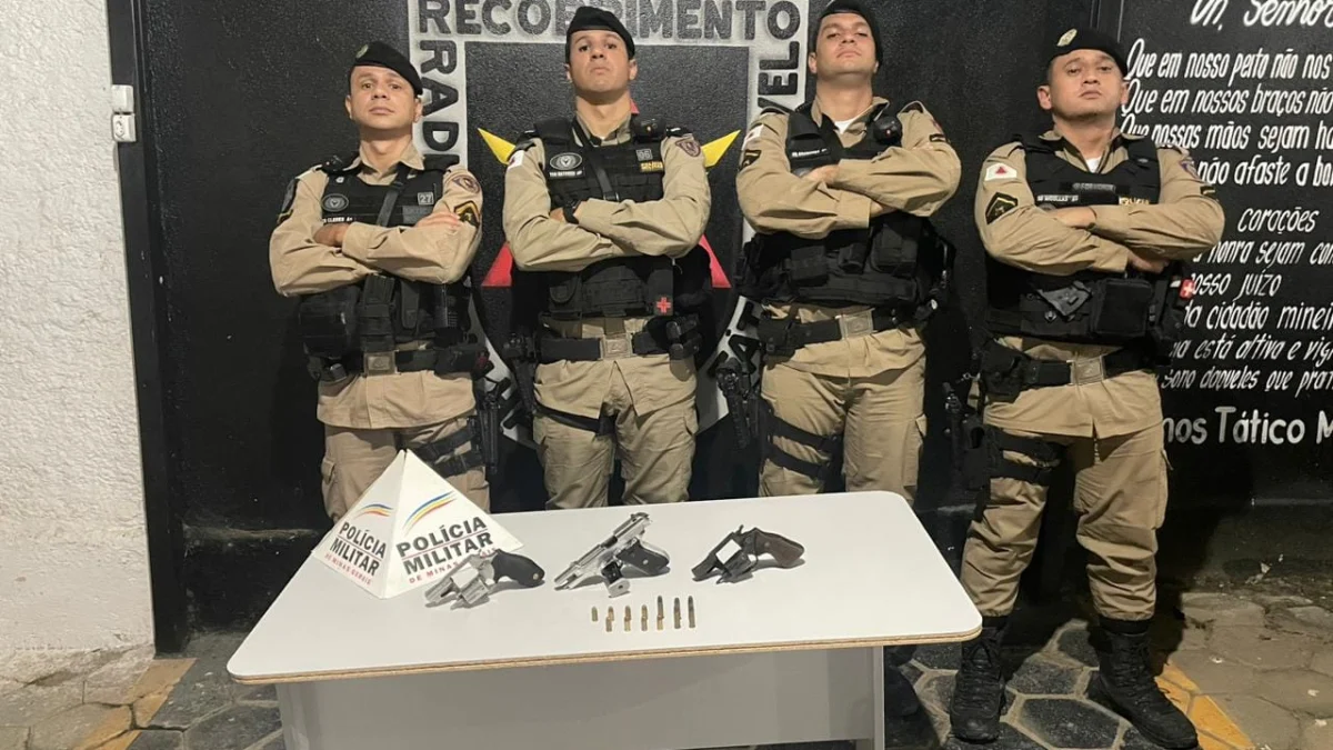 Policiais Militares apreendem armas e munições em Mantena 1 Os policiais que abordaram o veículo e seus ocupantes apresentam as armas e as munições apreendidas