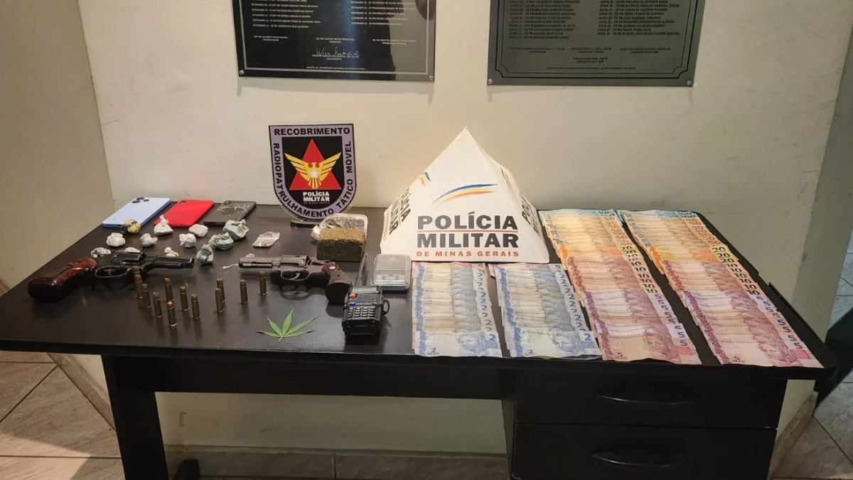 PM encontra drogas, dinheiro em vasilha de arroz, em casa do Bairro Mãe de Deus 1 O material apreendido pela Polícia Militar na casa onde havia a movimentação dos homens presos