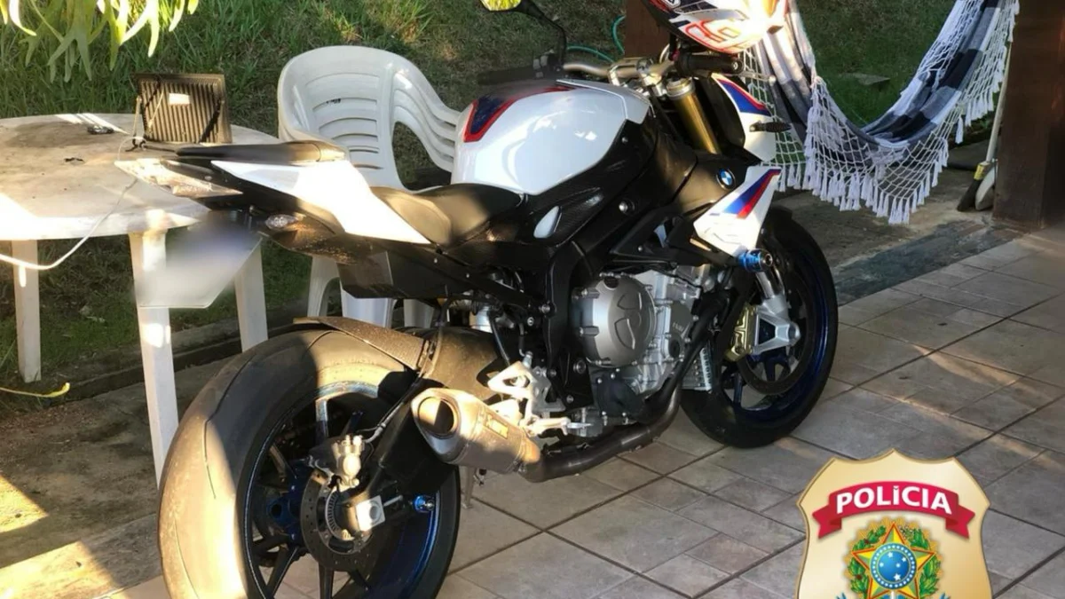 Motocicleta apreendida pelos policiais federais durante a operação