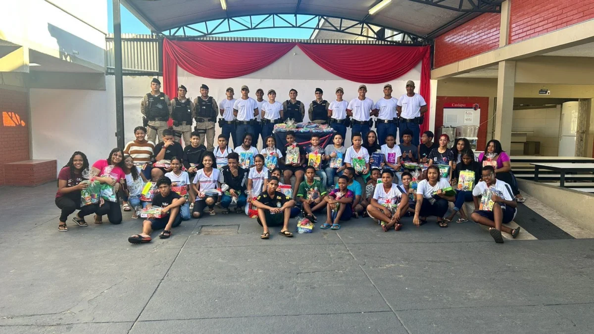 PM faz ação social e educacional no Bairro Carapina 1 Militares do Proerd, soldados alunos, estudantes e professoras, posaram para esta foto que celebrou a boa ação da PM para a comunidade