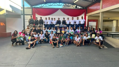PM faz ação social e educacional no Bairro Carapina