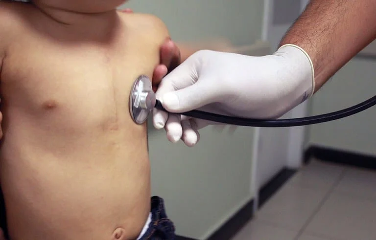 Médica alerta para sinais de cardiopatia em crianças e adolescentes 1 Você sabia que sintomas podem sinalizar que uma criança ou adolescente tem doença cardíaca?
