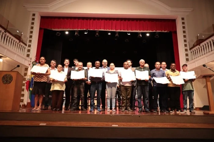 Governo de Minas entrega títulos de propriedade definitiva para 150 famílias de Pouso Alegre 1 A entrega é resultado do projeto Mutirão das Escrituras, realizado no início de setembro de 2023, em Pouso Alegre
