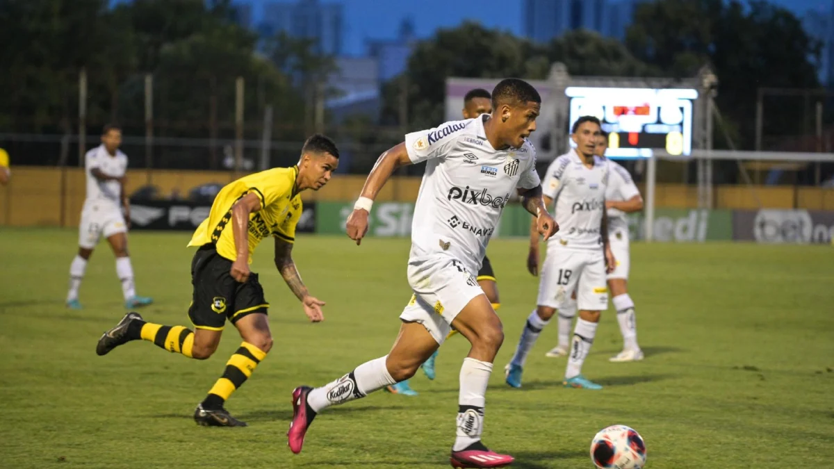 Santos vence em dia de grande público e homenagens no Morumbis 1 O Santos venceu o São Bernardo na manhã deste domingo (25)