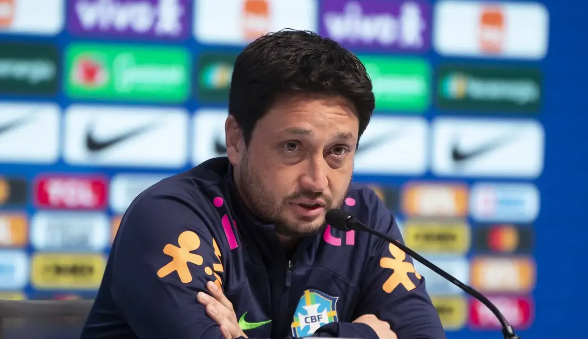 Seleção feminina: Arthur Elias inova na convocação para a Copa Ouro 1 O técnico Arthur Elias convocou na tarde desta quinta-feira (1º) as 23 jogadoras da seleção brasileira de futebol que disputarão a primeira