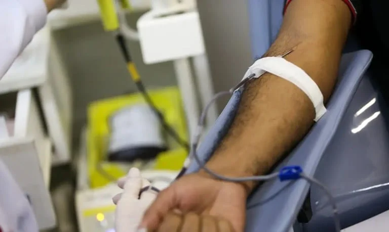 Hemocentros convocam população para a doação de sangue 1 O Ministério da Saúde acompanha, diariamente, a quantidade de bolsas de sangue em estoque nos maiores hemocentros estaduais