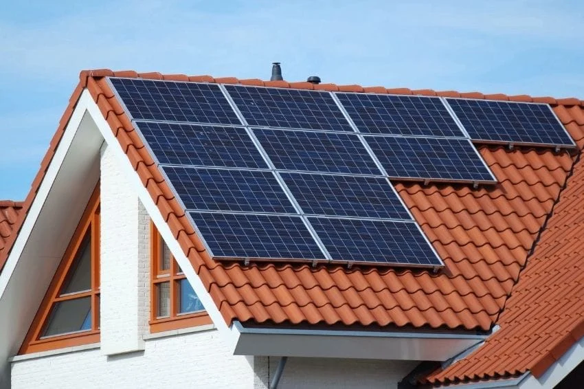 Inmetro exige certificação de dispositivo de segurança na fabricação e comércio de placas solares 1 Casa com placas de energia solar