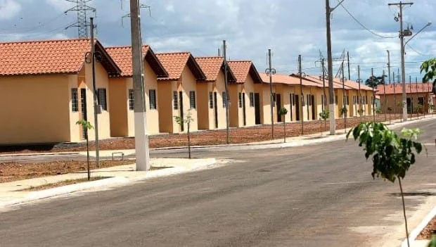 Prefeitura entrega escrituras de imóveis a famílias valadarenses nesta quinta (22) 1 A concessão da gratuidade vale tanto para a regularização fundiária quanto para o recebimento da escritura dos imóveis das famílias