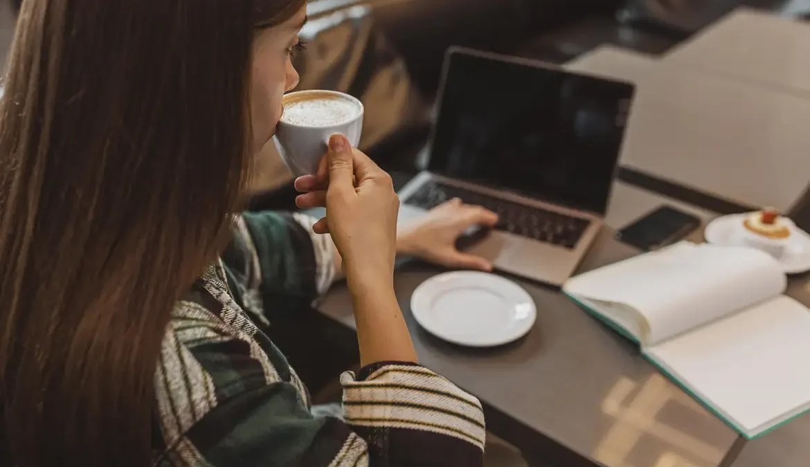 Os comerciantes têm o direito de estabelecer normas que permitam ou proíbam o uso de equipamentos como notebooks e tablets em seus