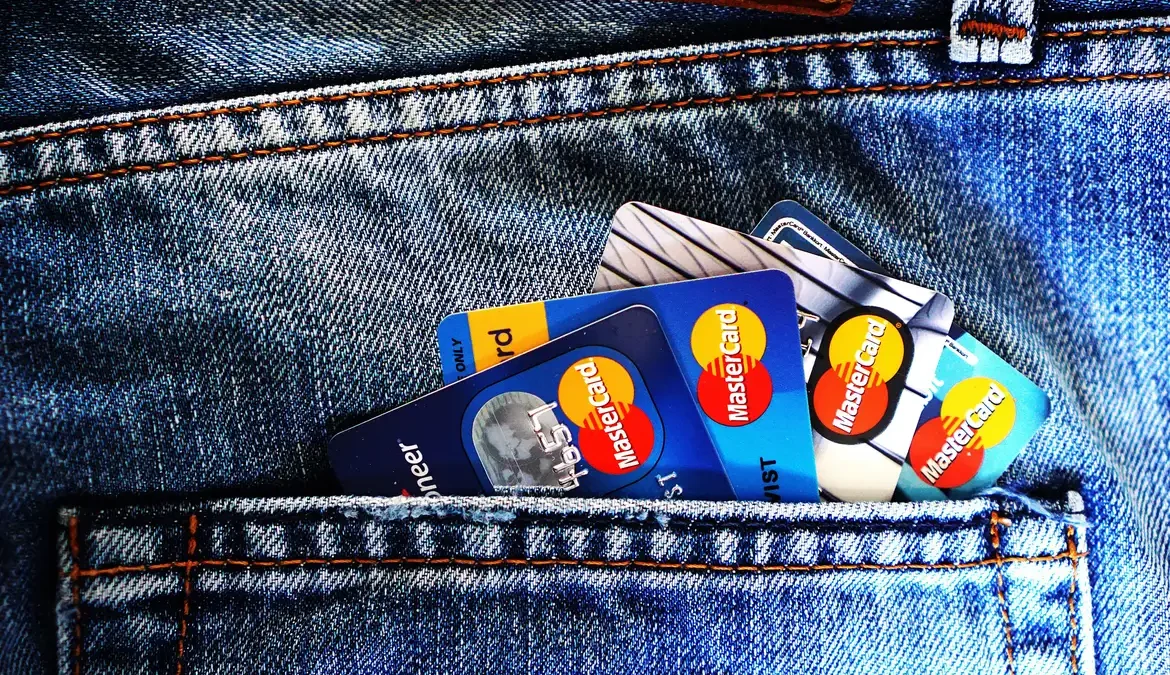 Criminosos estão de olho nos celulares com aplicativos financeiros e nos cartões bancários dos foliões nos festejos do carnaval