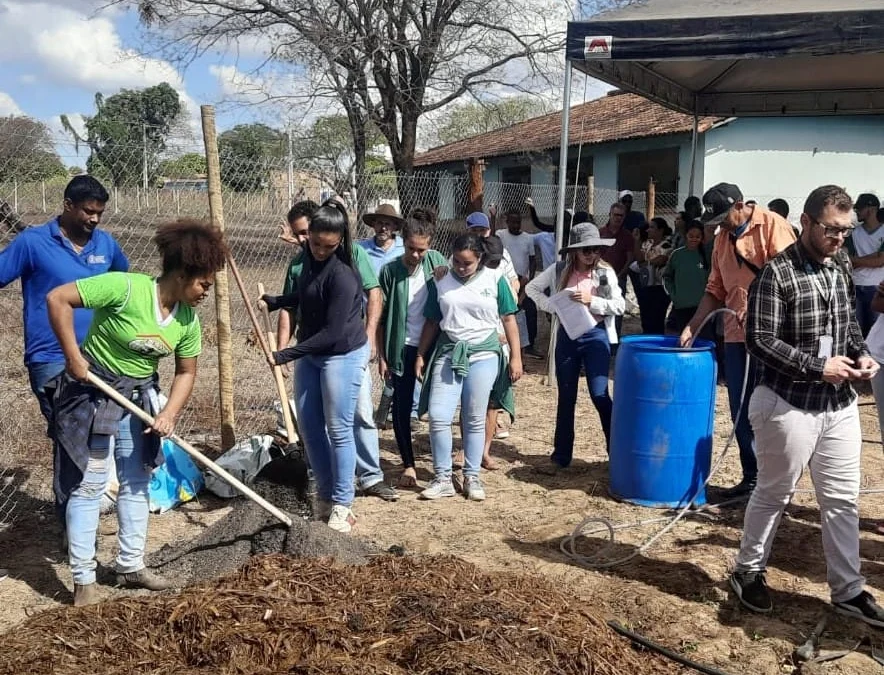 Cresce o interesse dos produtores por práticas agroecológicas 1 A junção desses interesses tem resultado numa grande demanda de agricultores por cursos e treinamentos sobre biofertilizantes e outras