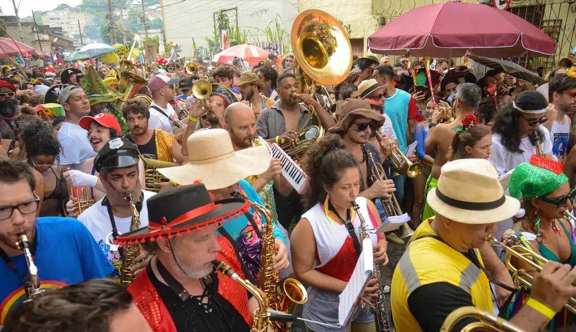 Mais de 80 blocos desfilam no Rio no fim de semana antes do carnaval 1 Mais de 80 blocos de rua oficiais (autorizados pela prefeitura) desfilam ou se apresentam na cidade do Rio de Janeiro neste fim de semana