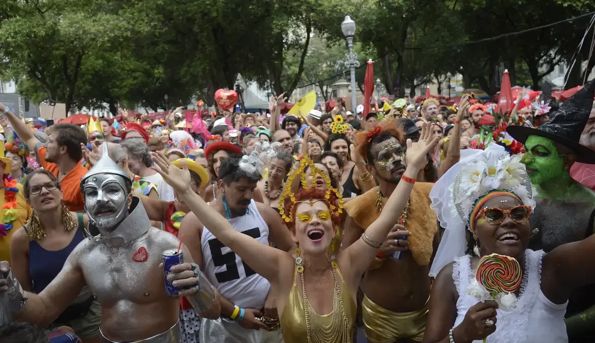 Carnaval vai ter onda de calor e chuva; veja previsão do tempo 1 O Instituto Nacional de Meteorologia (Inmet) prevê chuvas para o período de carnaval, de sábado (10) até terça-feira (13), em praticamente