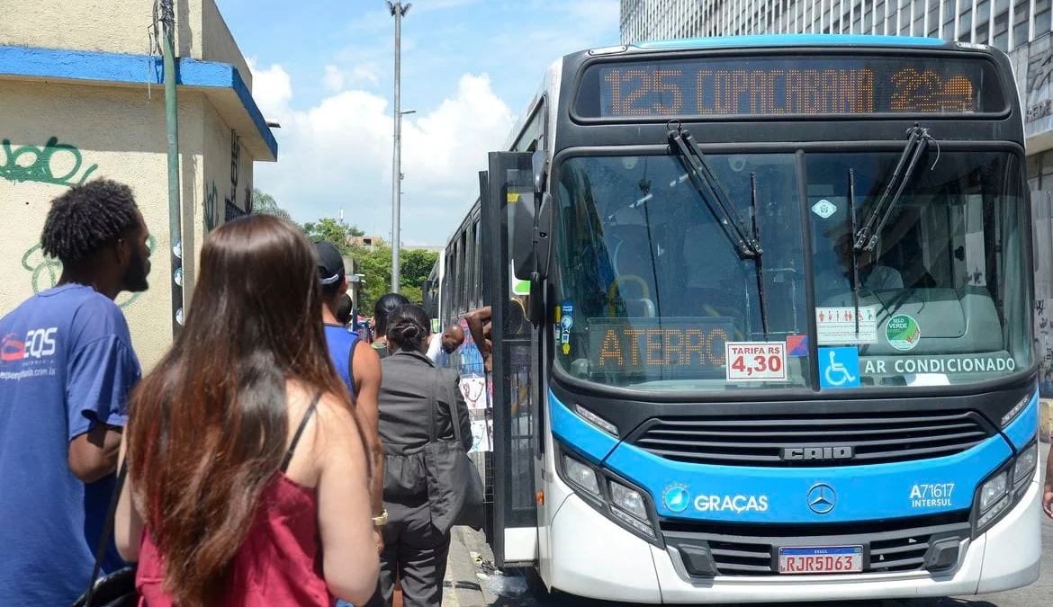 Senado recorre de decisão do STF sobre transporte gratuito em eleições 1 O Senado recorreu da decisão do Supremo Tribunal Federal (STF) que determina que estados e municípios forneçam transporte público gratuito