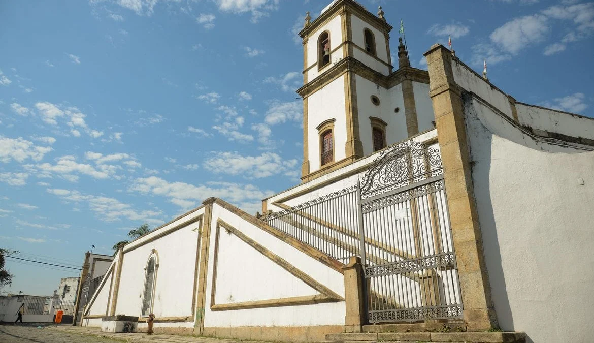 Brasil tem mais estabelecimentos religiosos que escolas e hospitais 1 Isso inclui igrejas, sinagogas, templos, centro espíritas e terreiros, por exemplo