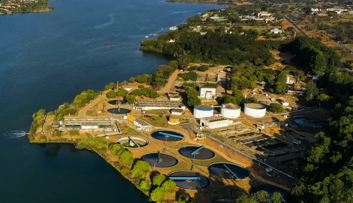 De acordo com o Censo 2022, a proporção de pessoas com acesso a sistema de esgoto adequado cresce de acordo com o tamanho da população