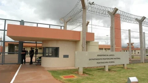 Dois detentos escapam de prisão de segurança máxima em Mossoró