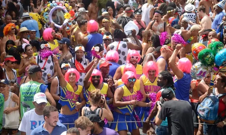Abram alas para a saúde passar! 1 A depender de sua personalidade e preferências, o Carnaval representa dias de descanso ou dias de muita festa
