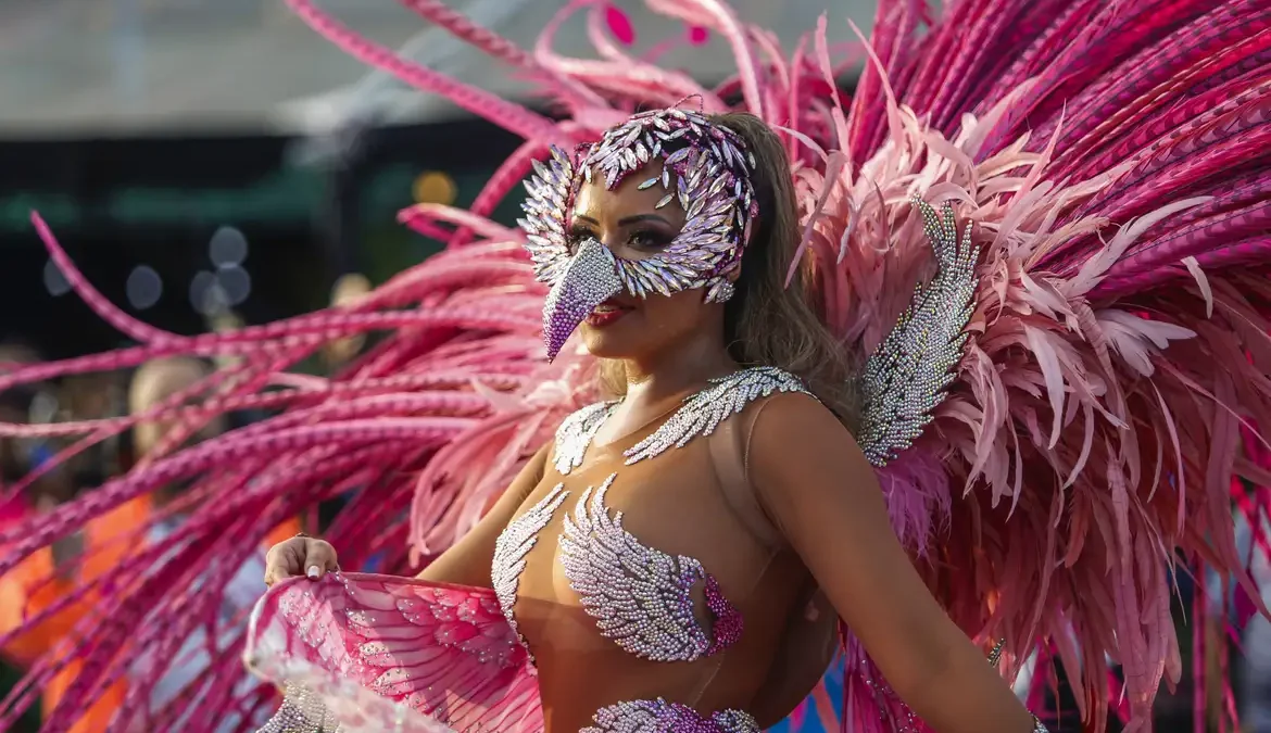 O primeiro dia de desfiles no Anhembi encheu de cores o sambódromo paulistano com as fantasias e adereços das escolas do Grupo Especial
