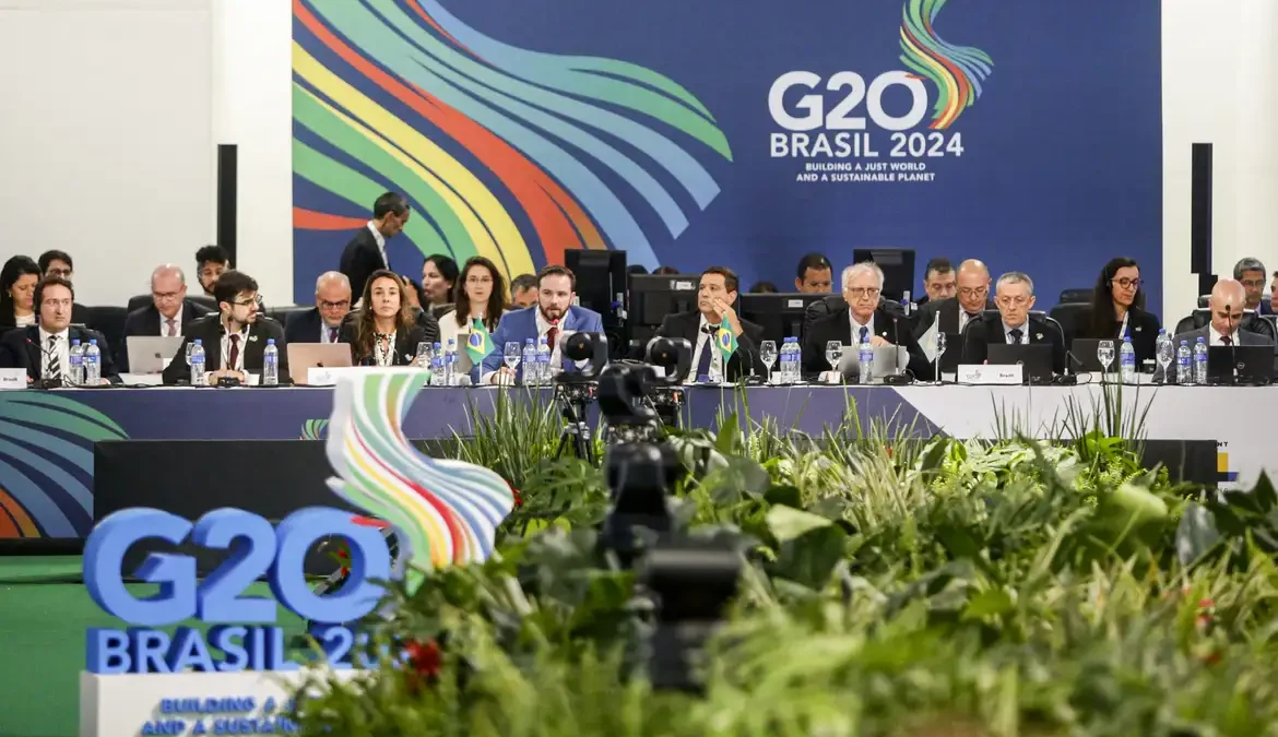 Em um dos intervalos do evento, realizado no Pavilhão da Bienal, Durigan afirmou que a proposta do Brasil visa a eliminar privilégios
