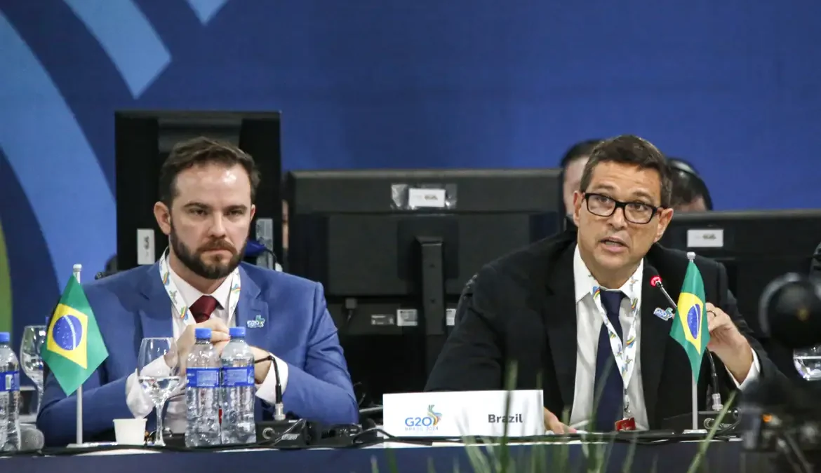 Campos Neto defende estabilidade monetária para combater a pobreza 1 O presidente do Banco Central, Roberto Campos Neto, disse nesta quarta-feira (28), em São Paulo, que controlar a inflação faz parte