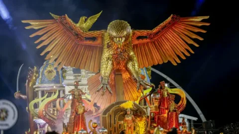 Veja imagens do segundo dia de desfile do carnaval de São Paulo 4 Veja imagens do segundo dia de desfile do carnaval de São Paulo