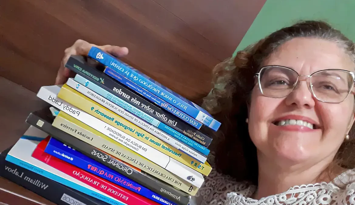 Pesquisadora surda defende tese de doutorado em Libras na UFRJ 1 Em entrevista por e-mail à Agência Brasil, a pesquisadora carioca conta que é filha de pais surdos e faz parte de uma geração